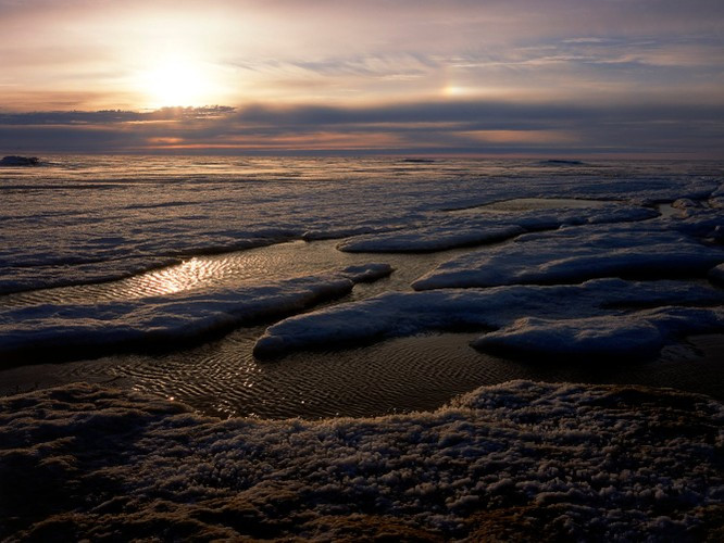 Hiện tượng “đêm cực” kéo dài từ giữa tháng 11 và kết thúc vào khoảng giữa tháng 1 năm sau. Trong khoảng thời gian này, thị trấn Utqiaġvik – hay còn có tên gọi là Barrow - hoàn toàn chìm trong bóng tối, người dân địa phương sẽ không nhìn thấy ánh sáng mặt trời trong suốt hai tháng.