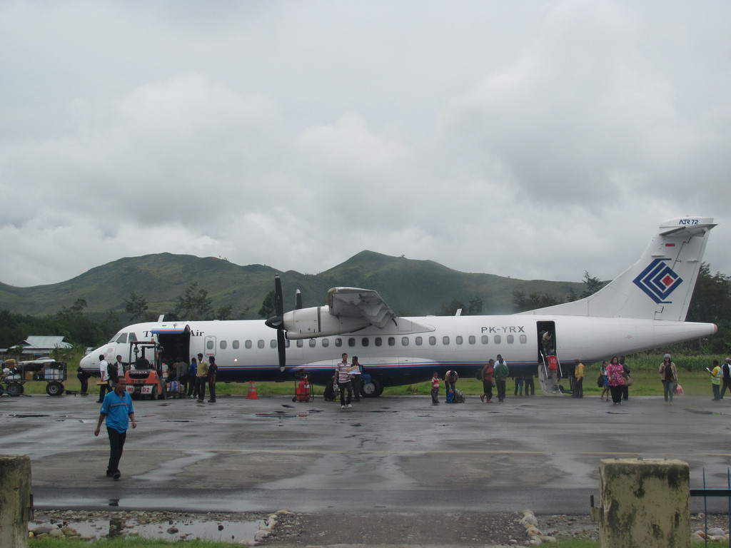 Máy bay có khoang hành lý ký gửi nằm ngay sau khoang lái do có thiết kế thân hẹp, chiều rộng cabin nhỏ và thấp.