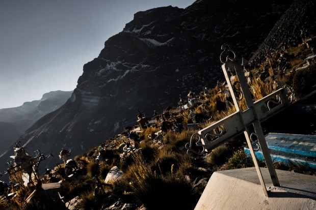 Nguồn nước canh tác, chăn nuôi của người dân bị nhiễm bẩn, ảnh hưởng nghiêm trọng tới cuộc sống. Vì thế, nhiều người sớm lìa bỏ cõi đời trước khi chạy thoát khỏi “thiên đường của quỷ”.