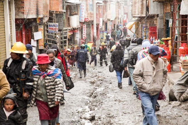 Cái lạnh khắc nghiệt cộng với tình trạng thiếu oxy đã khiến ngay cả dân địa phương cũng phải thở hổn hển, nhất là khi vượt qua những con dốc ngoằn ngoèo dẫn vào những hầm mỏ thủ công.