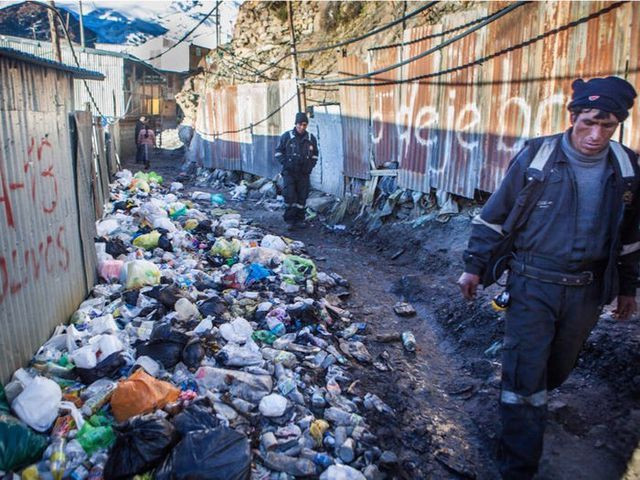 Nguyên nhân là vì họ phải sống trong điều kiện lạnh giá và bị bao phủ bởi rác thải. Nguồn nước ở thị trấn cao nhất thế giới này cũng bị nhiễm thủy ngân độc hại, thứ dùng để làm sạch vàng được đào từ các hầm mỏ.