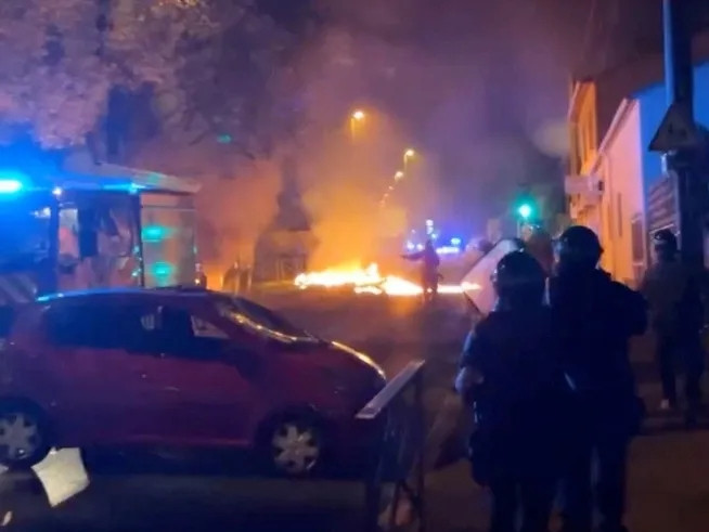 Tổng thống Pháp Emmanuel Macron mô tả vụ bắn chết thiếu niên kể trên là "không thể giải thích và không thể biện minh được", đồng thời gửi lời chia buồn tới gia đình nạn nhân. Ảnh: Getty, Reuters.