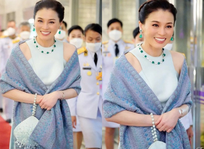 Để tăng vẻ quý phái cho bộ trang phục, Hoàng hậu Thái Lan thường phối thêm các phụ kiện như vòng cổ ngọc trai, vòng ngọc, túi xách…