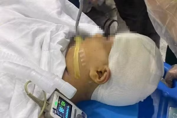 Nu sinh 9 tuoi hon me vi thay giao dung thuoc danh vao dau