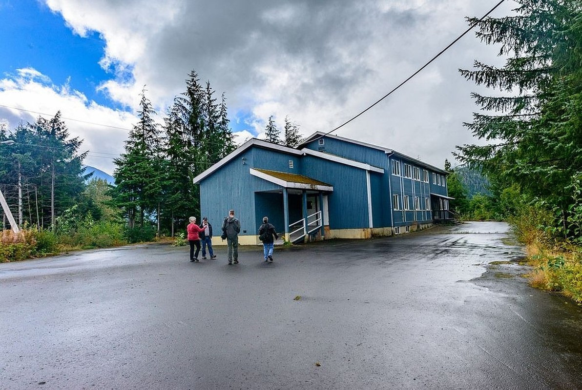 Do hoạt động khai thác molybdenum phát triển nên Kitsault từng là nơi sinh sống của khoảng 1.200 người.