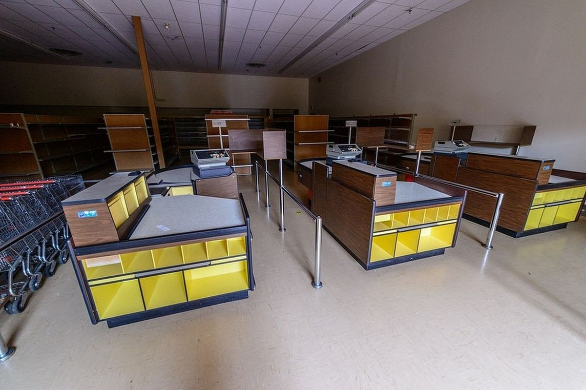 Vào năm 2005, doanh nhân Mỹ gốc Ấn tên Krishan Suthanthira bỏ ra 7 triệu USD để mua thị trấn Kitsault. Sau đó, ông chi khoảng 25 triệu USD để nâng cấp và bảo tồn thị trấn Kitsault.