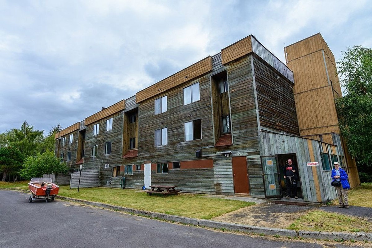 Ngoài nhà ở, thị trấn Kitsault còn có các cửa hàng, bệnh viện, rung tâm thương mại, nhà hàng, ngân hàng, bưu điện, quán rượu, bể bơi, thư viện... để phục vụ nhu cầu của người dân.