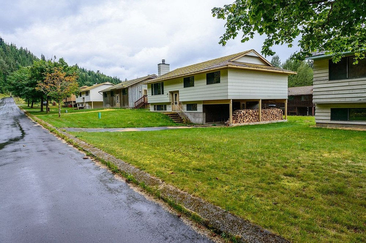 Trước sự việc kỳ lạ này, nhiều người tò mò không hiểu điều gì đang diễn ra tại thị trấn ma Kitsault.