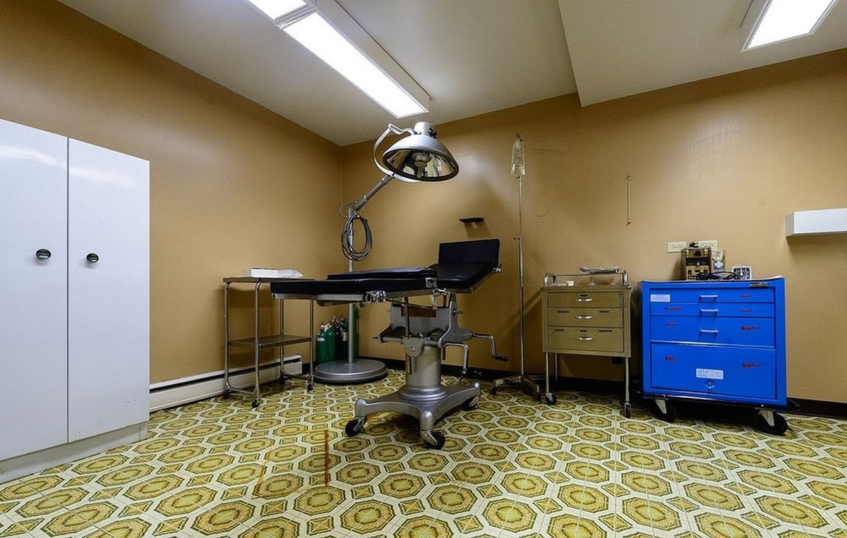 Hơn 10 người được ông Krishan thuê để chăm sóc, dọn dẹp vệ sinh cũng như kiểm tra, trùng tu, sửa sữa các công trình trong thị trấn ma Kitsault.