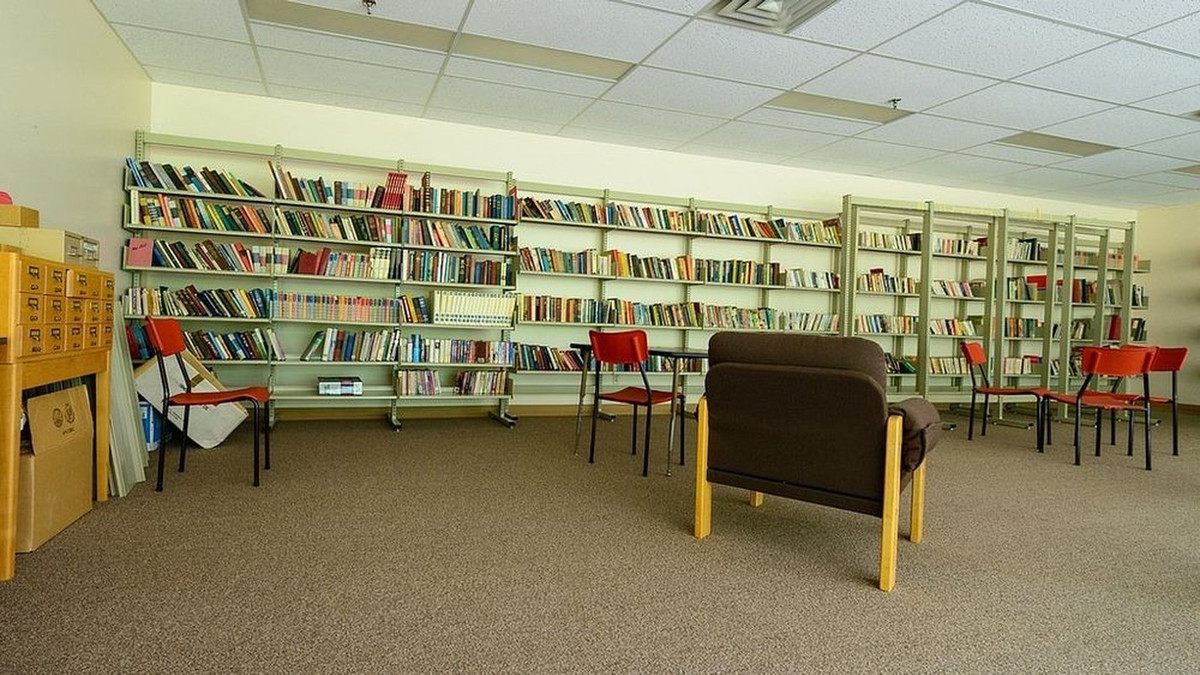 Vào ban đêm, những ngôi nhà được bật sáng đèn giống như có người ở. Khi vào bên trong, nhiều người vô cùng bất ngờ khi mọi thứ rất gọn gàng, sạch sẽ chứ không hoang tàn, bụi phủ kín như nhiều nơi khác.