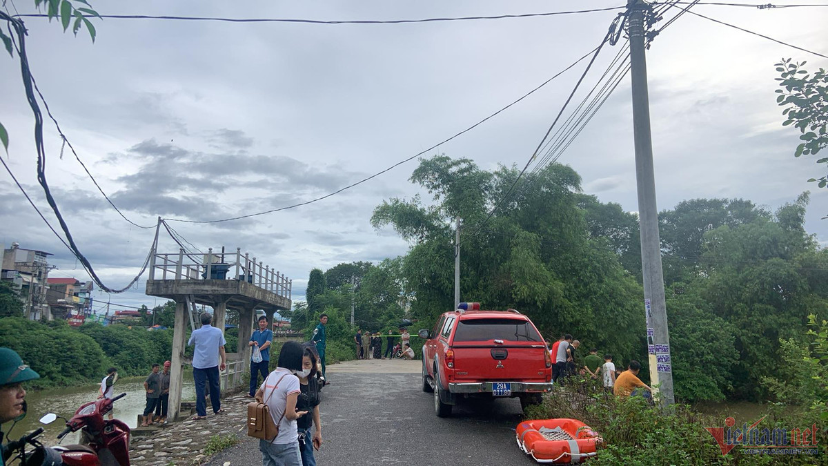 Vận hành cống thay chồng, nữ công nhân rơi xuống sông Nhuệ mất tích Van hanh cong thay chong, nu cong nhan roi xuong song Nhue mat tich