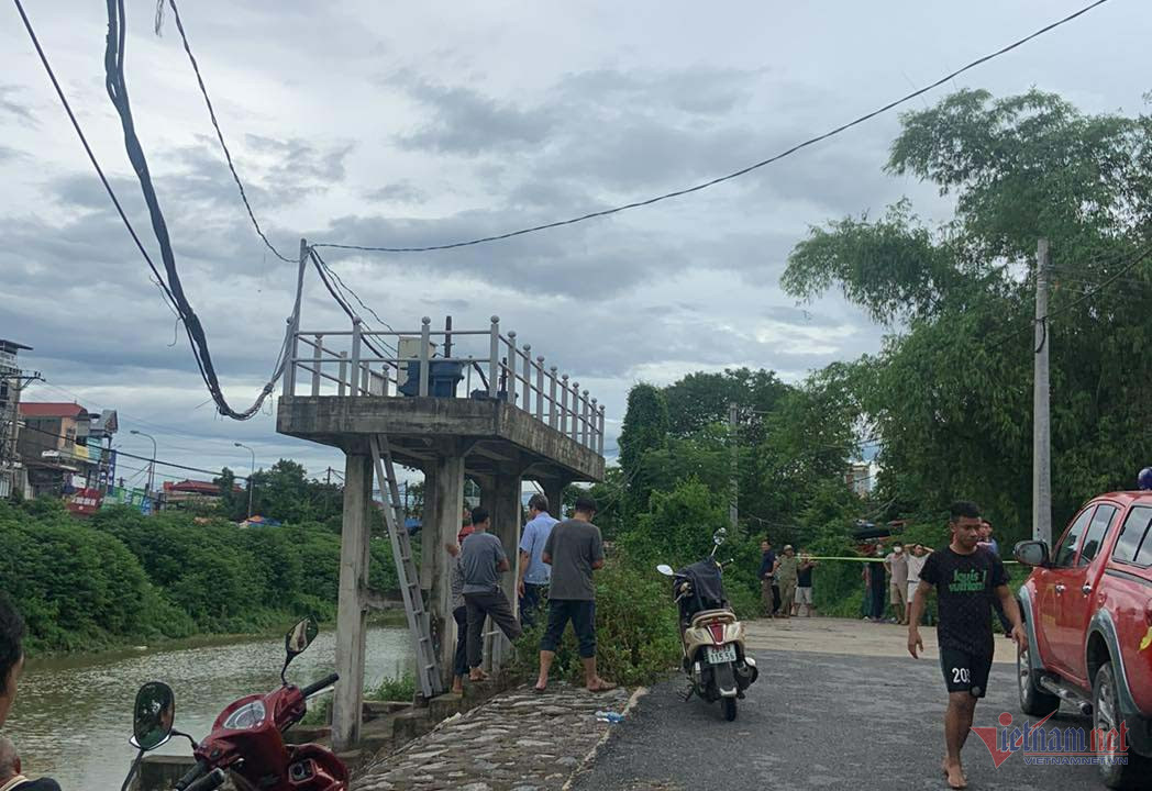 Vận hành cống thay chồng, nữ công nhân rơi xuống sông Nhuệ mất tích - Hình 2 Van hanh cong thay chong, nu cong nhan roi xuong song Nhue mat tich-Hinh-2