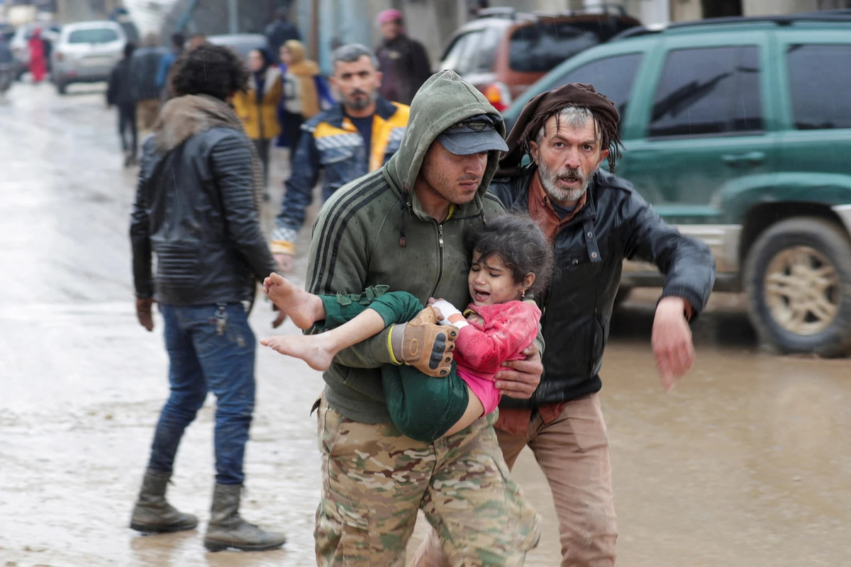 Một người đàn ông bế bé gái sau trận động đất ở Syria ngày 6/2. Ảnh: Reuters.