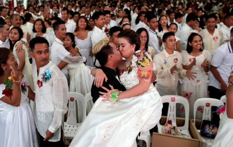 Nhiều đám cưới tập thể được tổ chức tại các tỉnh khác nhau ở Philippines trong ngày Lễ Tình nhân 14/2. Các cặp đôi tham gia đám cưới tập thể sẽ được miễn phí bánh cưới, hoa, tiệc và thậm chí là nhẫn cưới.