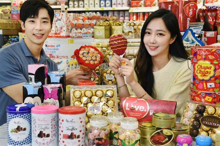 Trong ngày lễ Valentine 14/2 tại Hàn Quốc, nam giới sẽ không phải mua quà tặng người yêu. Ngược lại, các cô gái sẽ chủ động mua hoặc tự làm chocolate tặng người đàn ông họ yêu.