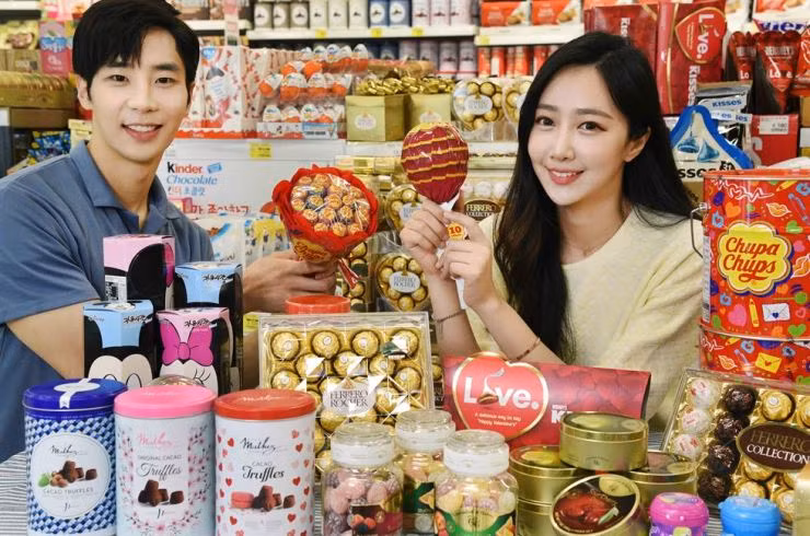 Trong ngày lễ Valentine 14/2 tại Hàn Quốc, nam giới sẽ không phải mua quà tặng người yêu. Ngược lại, các cô gái sẽ chủ động mua hoặc tự làm chocolate tặng người đàn ông họ yêu.