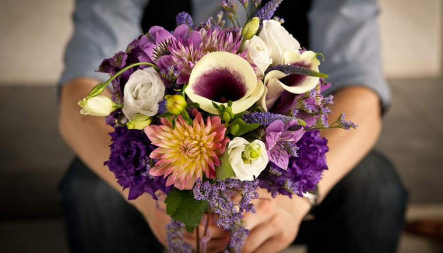 Ngày Lễ Tình nhân ở Romania được kỷ niệm vào ngày 24/2 hàng năm. Vào ngày nay, các chàng trai, cô gái sẽ vào rừng để hái những bông hoa đầy màu sắc, trong khi các cặp đôi khác rửa mặt bằng tuyết để mang lại may mắn.