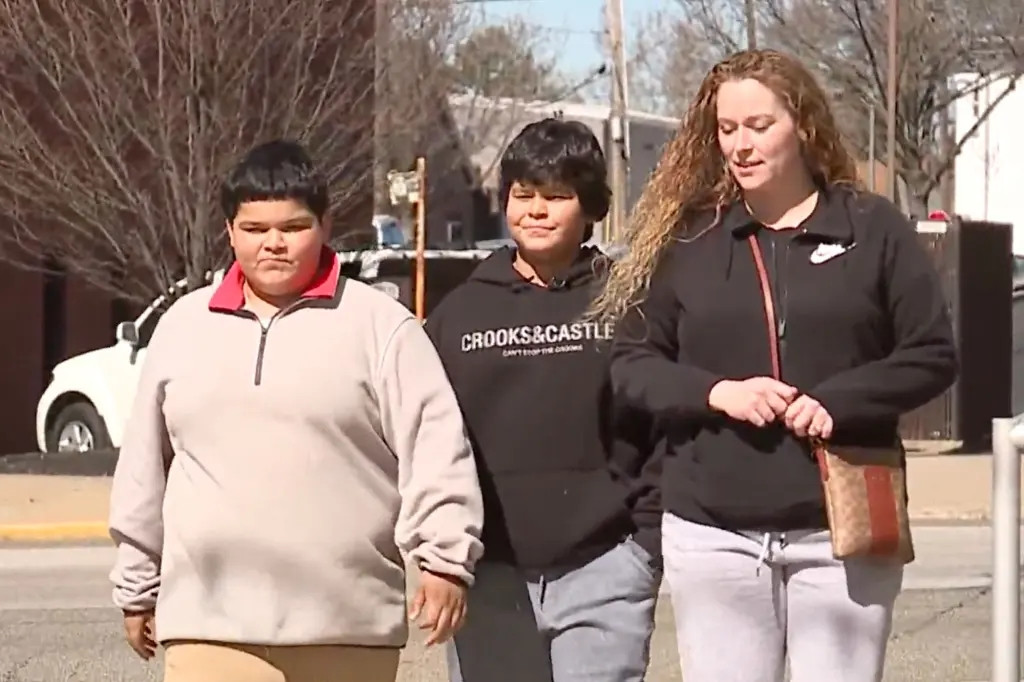 Me bi co giat, cap song sinh 11 tuoi dung cam lai xe cuu nguy-Hinh-2