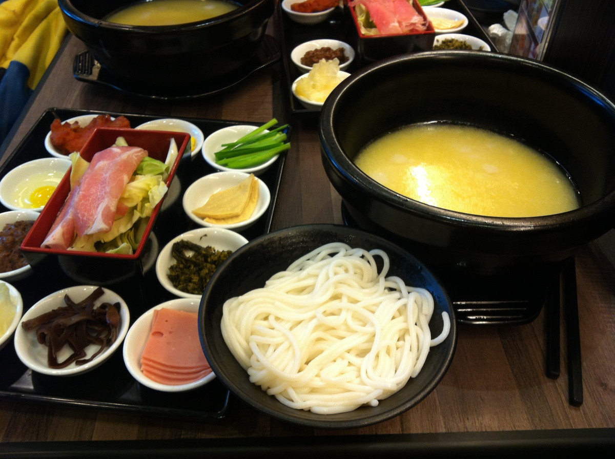 Bún qua cầu: Nguyên liệu để làm nên một tô bún này gồm cả thịt gà, thịt heo, đậu phụ, trứng cút, hải sản, bún, rau cải, hành tây, đu đủ, cà rốt…Số lượng món ăn kèm có khi lên tới hàng chục món. Các nguyên liệu được thả lần lượt vào bát nước dùng nóng bỏng rẫy. Sau đó bạn trộn đều chúng và thưởng thức. Ảnh: IT.