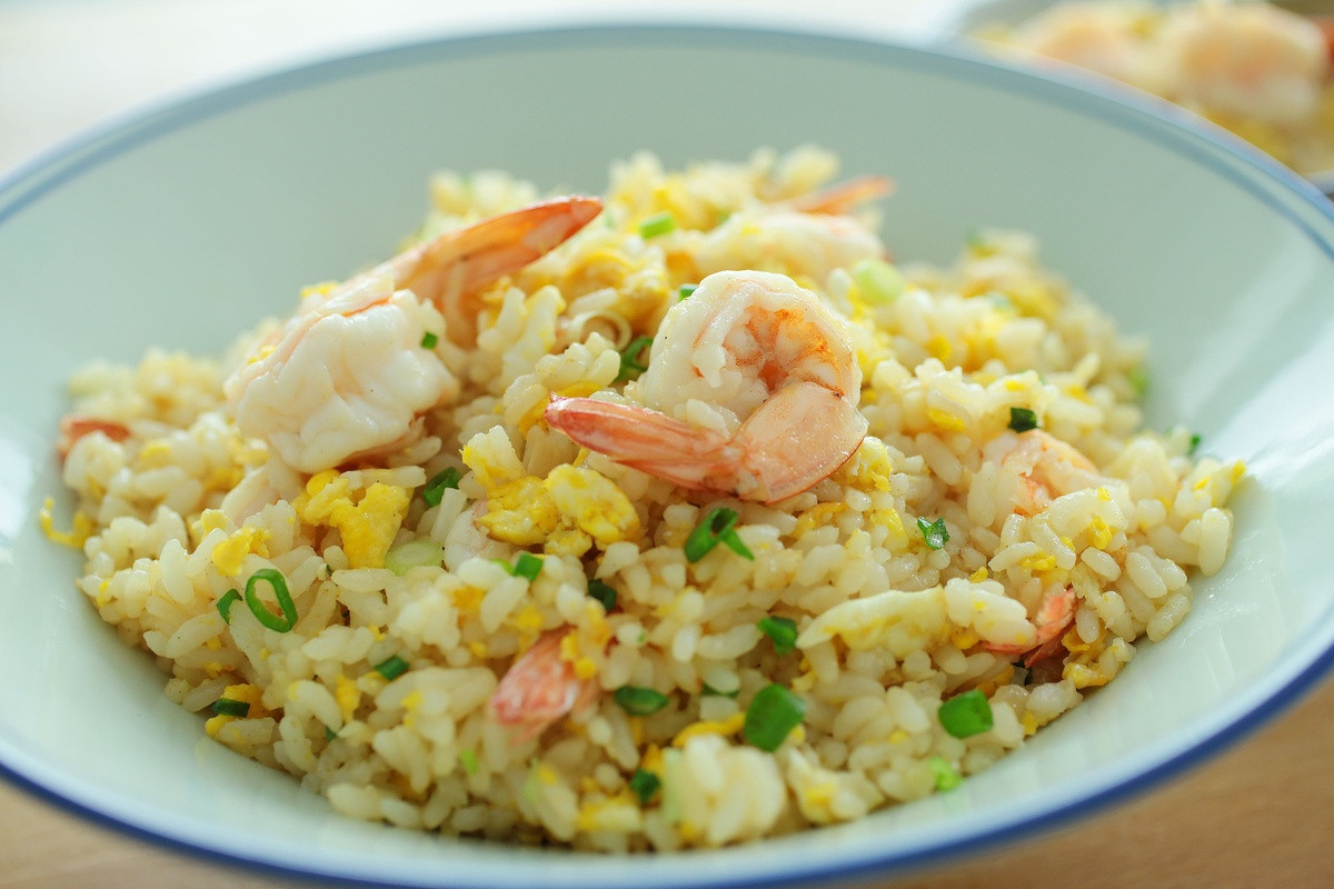 Cơm chiên Dương Châu: Đây là món cơm chiên lẫn xá xíu, tôm, lạp xưởng, trứng, đậu Hà lan, cà rốt. Món cơm chiên Dương Châu có từ thời nhà Thanh, ngày nay nổi tiếng ở nhiều nước trên thế giới và có mặt ở trong hầu hết nhà hàng Trung Quốc.