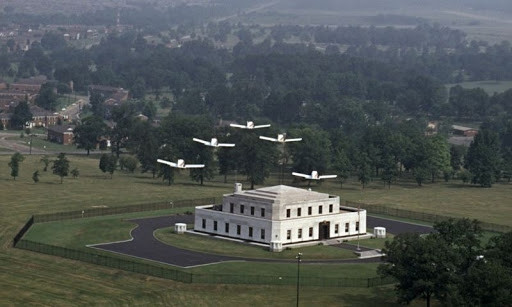  Nơi được canh gác nghiêm ngặt này còn là kho dự trữ vàng có giá trị lớn nhất trên thế giới. Tòa nhà như một pháo đài kiên cố với các bức tường đá granite và cửa nặng 25 tấn. Camera an ninh, hàng rào, cửa sắt, bãi mìn, máy bay trực thăng và hơn 30.000 lính tinh nhuệ sẵn sàng huy động mọi lúc.