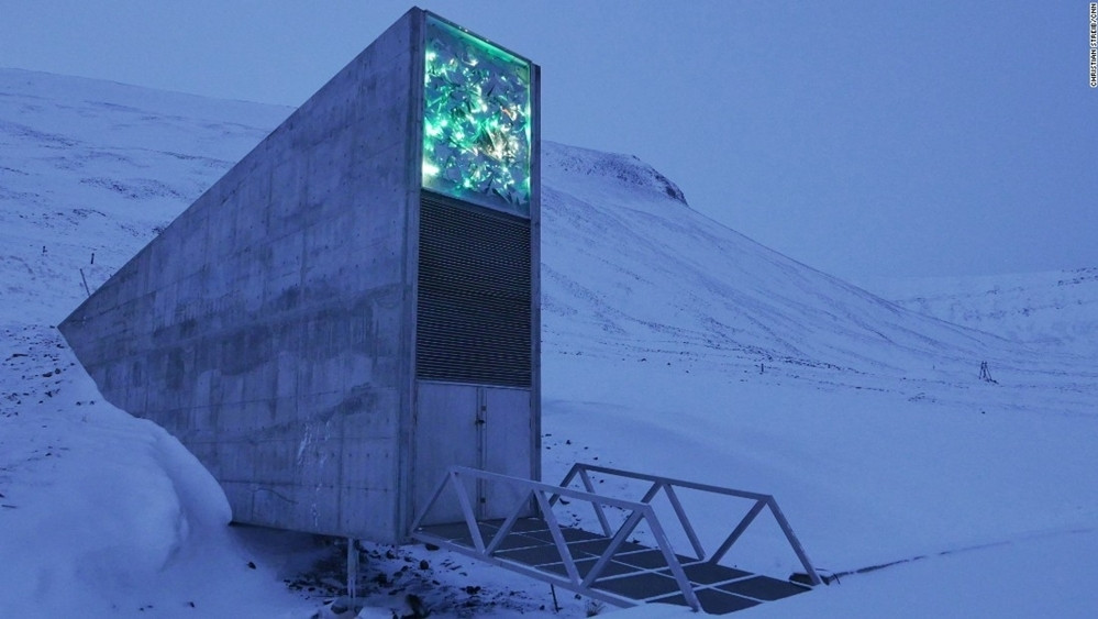 Khu vực này cũng được xây dựng để chống chọi các vụ nổ hạt nhân và được canh gác nghiêm ngặt. Nằm trên địa hình băng giá, điều đó giúp đảm bảo hạt giống được bảo quản tốt cũng như tạo thế bất khả xâm phạm cho khu vực.