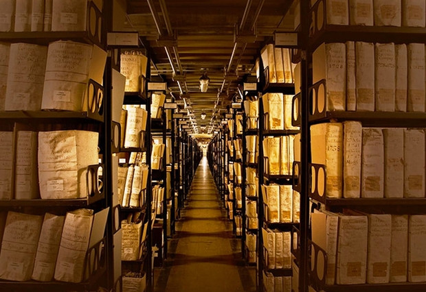 Kho lưu trữ bí ẩn Vatican: Kho lưu trữ Vatican còn có tên gọi khác là Văn khố bí mật Vatican hay Văn khố tuyệt mật Vatican. Đây được mệnh danh là "nơi bí ẩn và cấm kị nhất hành tinh", chứa đựng hàng triệu tài liệu xuyên suốt 12 thế kỷ qua.