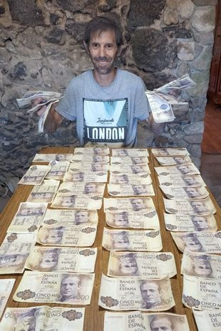 Mua nhà bỏ hoang, người đàn ông phát hiện “hòm” tiền hơn 1,4 tỷ - Hình 3 Mua nha bo hoang, nguoi dan ong phat hien “hom” tien hon 1,4 ty-Hinh-3