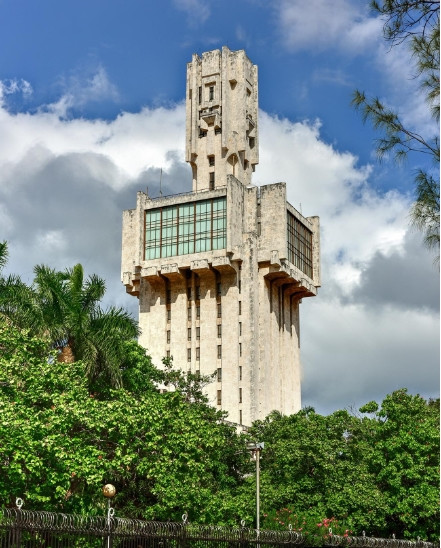 7. Havana, Cuba: Đại sứ quán Nga ở Havana được biết đến là một tòa nhà rất khác thường mà một số người ví như một thanh kiếm. Được xây dựng trong khoảng thời gian gần 10 năm, tòa nhà do kiến trúc sư Liên Xô Aleksandr Rochegov thiết kế.