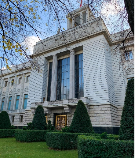 4. Berlin, Đức: Vào đầu thế kỷ 19, Đế quốc Nga đã mua một tòa nhà 2 tầng ở Berlin để tổ chức phái bộ ngoại giao thường trực tại Phổ. Tòa nhà được xây dựng lại để làm văn phòng và căn hộ tốt hơn cho các nhà ngoại giao Nga. Lễ khai trương tòa nhà Đại sứ quán Liên Xô mới ở Berlin diễn ra vào năm 1952.