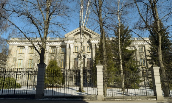 3. Helsinki, Phần Lan: Đại sứ quán Nga tại Helsinki được xây dựng vào năm 1952. Toàn bộ dự án được thiết kế bởi kiến trúc sư Liên Xô Anatoly Strizhevsky và được tài trợ bởi chính phủ Phần Lan. Tòa nhà được thiết kế theo phong cách Cổ điển Xã hội Chủ nghĩa, còn được gọi là phong cách Đế chế Stalin.