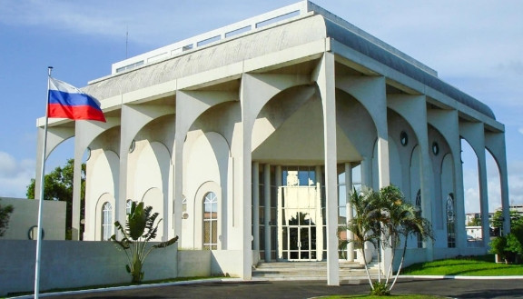 9. Libreville, Cộng hòa Gabon: Đại sứ quán Nga tại Libreville nằm trên một trong những con đường chính của thủ đô Gabon, một quốc gia ở Tây Phi. Tổ hợp các tòa nhà của Đại sứ quán Nga được xây dựng vào năm 1991.