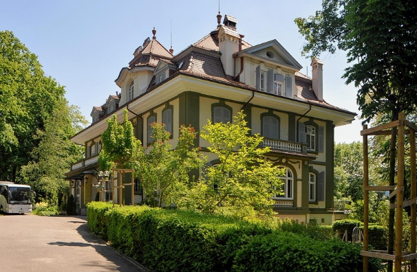 1. Bern, Thụy Sĩ: Nga và Thụy Sĩ có quan hệ ngoại giao gần 200 năm. Cơ quan ngoại giao Nga tại Thụy Sĩ đã nhiều lần thay đổi địa điểm. Năm 1948, Liên Xô thuê một dinh thự để làm nơi tổ chức phái bộ ngoại giao Liên Xô ở Bern, trước khi mua ngôi nhà này vào năm 1965. Dinh thự hoành tráng này nằm ở số 37 Brunnadernrain, là tài sản mà Nga được thừa hưởng sau khi Liên Xô sụp đổ năm 1991.