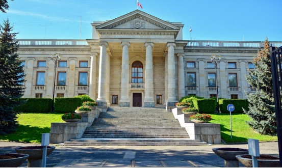 8. Warsaw, Ba Lan: Tòa nhà đặt Đại sứ quán Nga tại Warsaw không thua gì một cung điện. Được xây dựng vào năm 1955 và sử dụng vật liệu nhập khẩu từ Liên Xô, cung điện này được xây dựng trên một ngọn đồi nhân tạo. Cung điện nằm giữa một công viên nơi có khoảng 8.000 cây xanh được trồng.