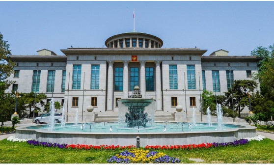 10. Bắc Kinh, Trung Quốc: Đại sứ quán Nga tại Bắc Kinh là một trong những cơ quan đại diện ngoại giao lớn nhất trên thế giới về lãnh thổ. Nó chiếm một khu vực rộng 6 ha ở phía đông bắc Bắc Kinh, nơi có Phái đoàn Giáo hội Nga tại Trung Quốc từ năm 1716 đến năm 1956. Ngoài tòa nhà chính, khu phức hợp còn có một nhà thờ, một thư viện cổ, các tòa nhà dân cư, tòa nhà thương mại, trường học, sân bóng đá và sân tennis.