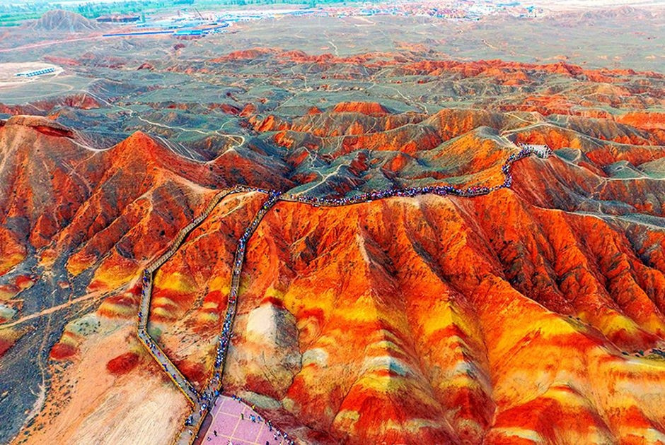 “Bức tranh sơn dầu” này được tạo nên từ những dãy núi đá nhiều màu sắc. Các dãy núi này trải qua hàng triệu năm tích tụ sa thạch đỏ, khiến cho các trầm tích trở nên khô cằn, bị ô xy hoá. Nhờ sự vô tình ấy mà đã làm nên một khung cảnh thiên nhiên vô cùng hùng vĩ và sặc sỡ nơi đây.