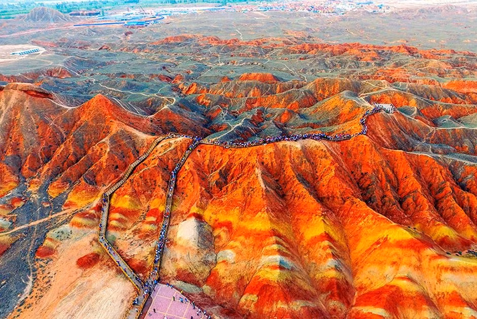 “Bức tranh sơn dầu” này được tạo nên từ những dãy núi đá nhiều màu sắc. Các dãy núi này trải qua hàng triệu năm tích tụ sa thạch đỏ, khiến cho các trầm tích trở nên khô cằn, bị ô xy hoá. Nhờ sự vô tình ấy mà đã làm nên một khung cảnh thiên nhiên vô cùng hùng vĩ và sặc sỡ nơi đây.