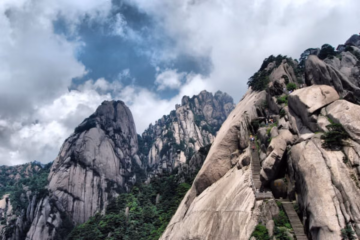 Núi Hoàng Sơn, An Huy: Từ lâu, Hoàng Sơn được biết đến là ngọn núi đẹp nhất ở Trung Quốc. Ngọn núi được công nhận là Di sản thế giới vào năm 1990 bởi vẻ đẹp hoang sơ, mỹ lệ của nó. Núi Hoàng Sơn mang khung cảnh tuyệt đẹp của những khối đá kỳ lạ, những cây thông quý hiếm và những đám mây trắng trải dài như biển hòa quyện vào nhau.