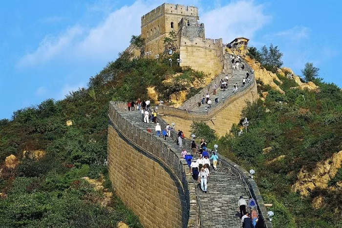Với hàng chục triệu lượt khách tham quan mỗi năm, Vạn Lý Trường Thành chính là địa điểm nhất định phải đến check-in khi du lịch Trung Quốc.