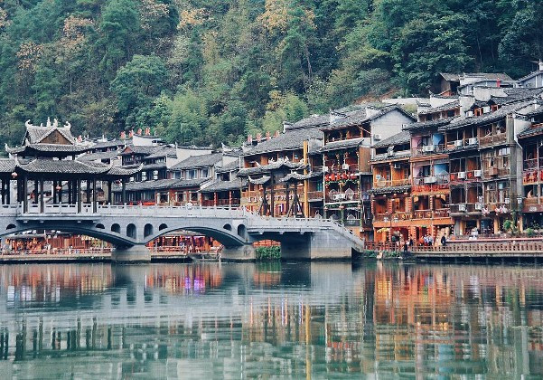 Phượng Hoàng Cổ Trấn, Hồ Nam: Địa danh này vốn thu hút khách du lịch bởi cảnh sắc hữu tình, hoài cổ, nét đẹp của kiến trúc Trung Hoa sau hàng nghìn năm lịch sử vẫn còn được lưu giữ đến đời nay.