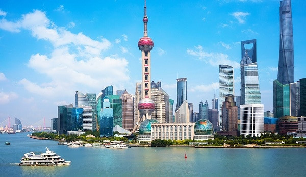 Bến Thượng Hải: Đây là một địa điểm đã được đưa vào nhiều bộ phim Trung Quốc. Thượng Hải là một trong những hải cảng sầm uất nhất thế giới. Những tòa nhà hiện đại với kiến trúc nổi tiếng, các nhà hàng, quán ăn sang trọng đều có mặt tại đây. Trong quãng đường dài chỉ có 2 km ở đây thì có tới hơn 50 tòa nhà chọc trời với các kiến trúc khác nhau. Ảnh: IT.
