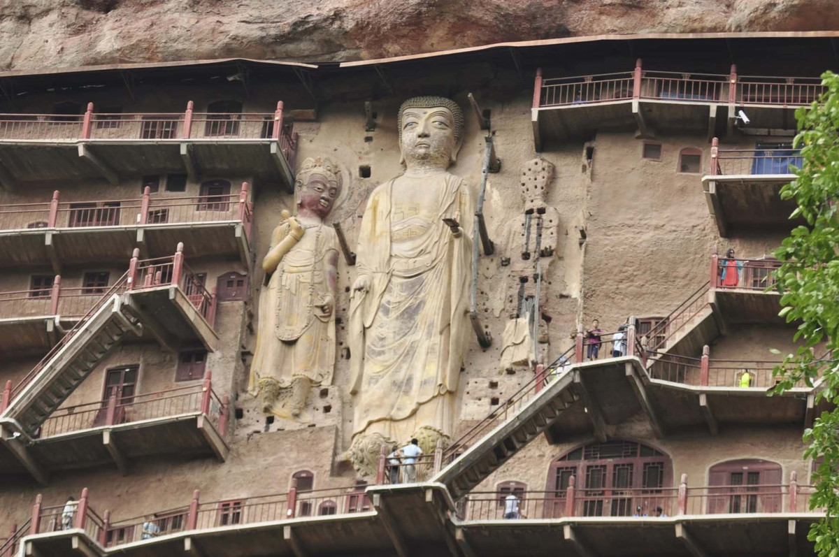 Hang đá Mạch Tích Sơn hiện có 194 tượng đất, 1300 mét bích hoạ từ thời Bắc Nguỵ, Tây Nguỵ, Bắc Chu,.. và hơn 7000 pho tượng khắc đá đặc sắc. Nhìn tổng thể, cấu trúc bên trong hang đá này rất thú vị và độc đáo, các pho tượng đều được điêu khắc và chạm trổ một cách tinh xảo.