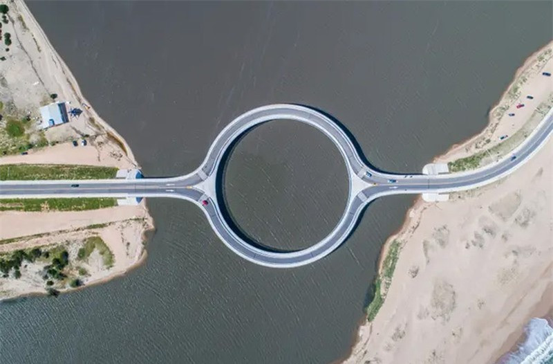 Laguna Garzon là một trong những cây cầu nổi tiếng nhất thế giới. Với thiết kế đặc biệt, cầu Laguna Garzon ở Uruguay buộc các tài xế phải giảm tốc độ, nhằm hạn chế tai nạn xảy ra.