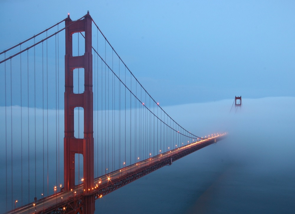 Cầu Cổng Vàng, biểu tượng của San Francisco (Mỹ) từ hàng thế kỷ. Màu đỏ của cây cầu ban đầu chỉ định để dùng để sơn lót, nhưng kiến trúc sư lại thấy màu đỏ dễ nhìn hơn là màu xanh và vàng, nên quyết định đó là màu sơn chính của cầu.