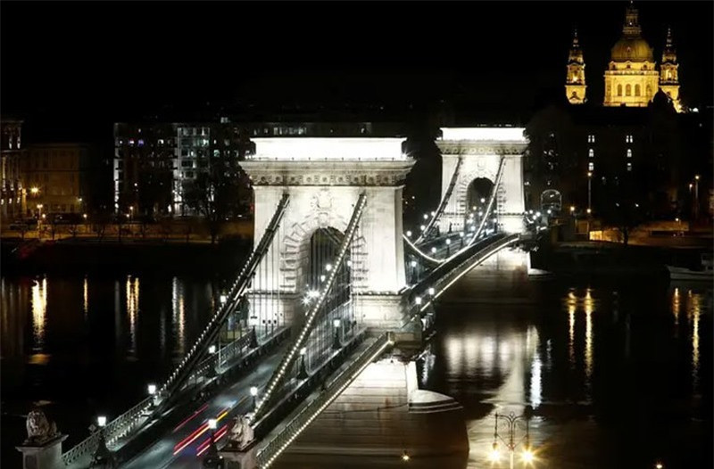 Cầu Chain nối khu vực Buda và Pest tạo nên thủ đô Budapest, Hungary. Tháng 3/2020, cầu được thắp sáng màu trắng để thể hiện sự biết ơn với các nhân viên y tế trong đại dịch COVID-19.