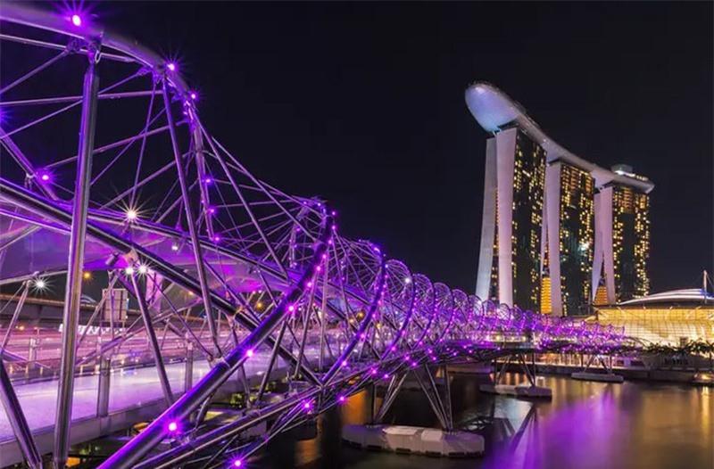 Cầu Helix của Singapore được thắp sáng vào đêm. Cây cầu nối trung tâm Marina với Bến du thuyền phía Nam trong khu vực vịnh Marina của thành phố.