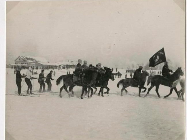 Từ năm trước, ngày 23/2 chính thức được đặt là 'Ngày Hồng quân' (nay vẫn là ngày lễ, gọi là 'Ngày Chiến sĩ bảo vệ Tổ quốc'). Ảnh cảnh kỵ binh và người trượt tuyết vui vẻ trong lễ kỷ niệm ngày Hồng quân ở Moscow.