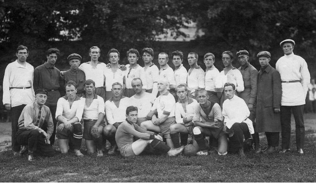 Năm 1923, xã hội thể thao vô sản 'Dynamo' được thành lập. Những người Bolshevik đã sắp xếp nhiều hoạt động để loại bỏ mọi thứ còn sót lại của chế độ cũ và thời Sa hoàng.