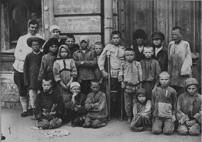 Tuy nhiên, tình hình kinh tế của nước Nga 100 năm trước vô cùng phức tạp và đất nước bắt đầu lâm vào cảnh nghèo đói.