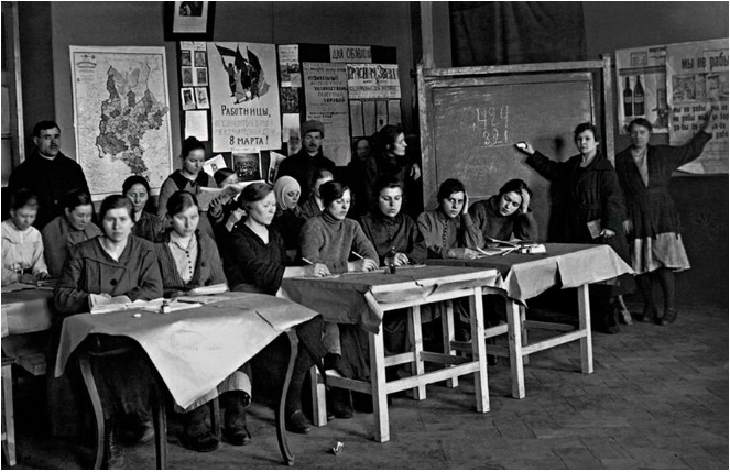 Từ năm 1919, những người Bolshevik bận rộn với chiến dịch lớn của họ để xóa nạn mù chữ . Họ bắt buộc mọi công dân trong độ tuổi từ 8 đến 50 phải biết đọc biết viết. Nhiều trường học mới được mở cho trẻ em, trong khi người lớn cũng tham gia các lớp học trong các câu lạc bộ của công nhân.